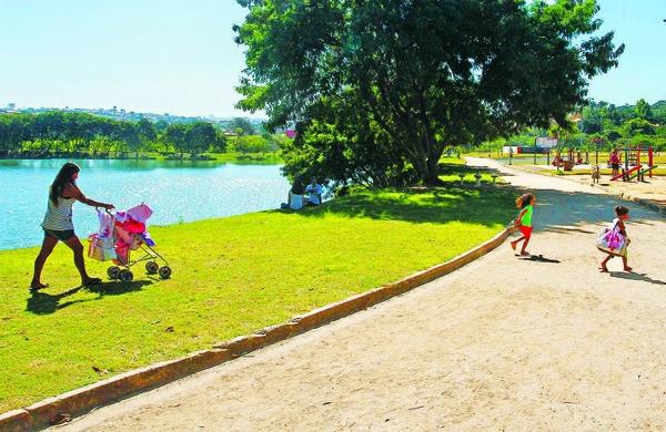Moradores passeiam e brincam no Parque Linear Capivari ( Gustavo Tilio/Especial para a AAN)