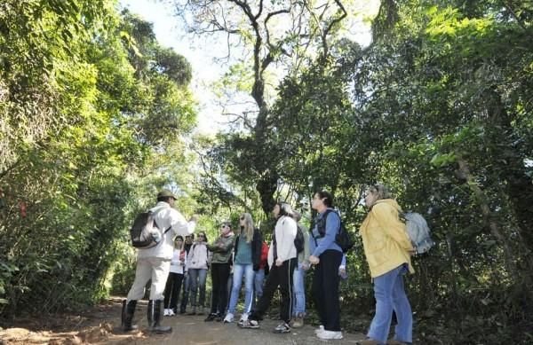 Primeiro grupo de visitantes teve aula prática na Serra do Japi (Divulgação)