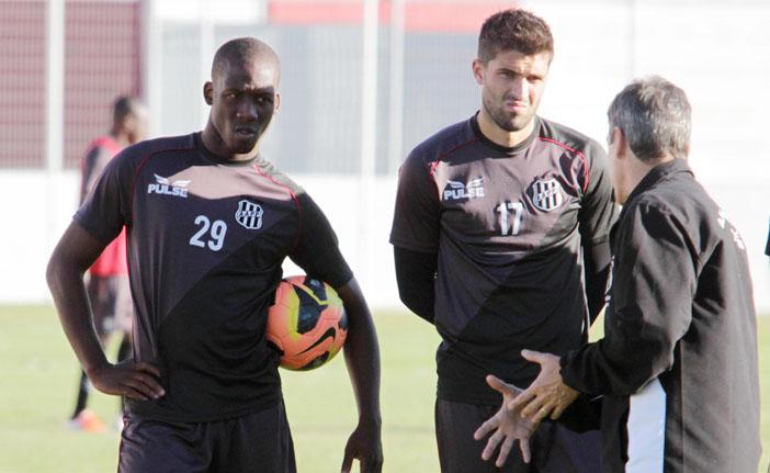 Advíncula e Diego Sacoman ouvem Carpegiani durante treino ( Rodrigo Zanotto/Especial para AAN)