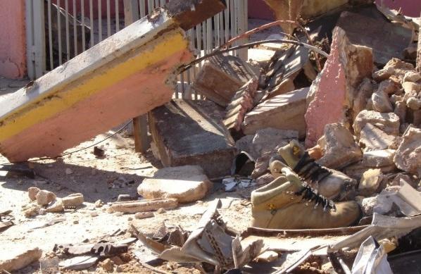 Muro de residência no bairro Ipiranga ficou destruído com a colisão (Luís Augusto/AAN)