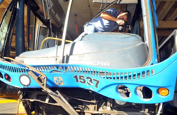 Polícia Civil fez a perícia no ônibus que caiu do viaduto em Campinas (César Rodrigues/AAN)