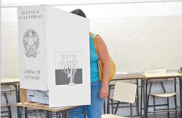 Mulher vota em eleição municipal: falta de justificativa pode levar ao cancelamento do título (Cedoc/AAN)