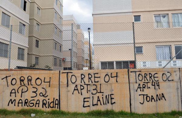 Muros do condomínio no Residencial Syrius serve de anuncio (Dominique Torquato /AAN)