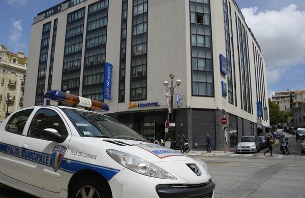 Viatura em frente ao hotel onde aconteceu o roubo da joalheria (France Press)