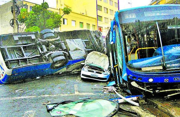 Acidente de ônibus no Viaduto Cury: laudo deve sair no fim de agosto ( Carlos Sousa Ramos/AAN)