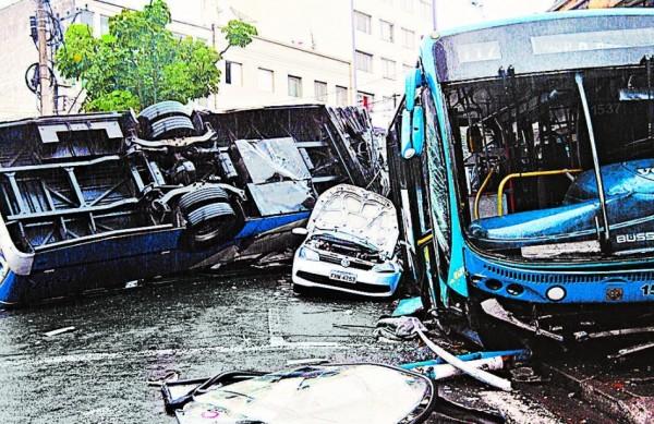 No acidente de ontem, ônibus articulado caiu sobre carro; uma pessoa morreu e 19 ficaram feridas ( Carlos Sousa Ramos/AAN)