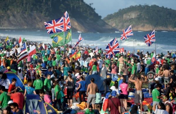 É tanta gente que mesmo caminhar pela Avenida Atlântica é um desafio (France Presse)