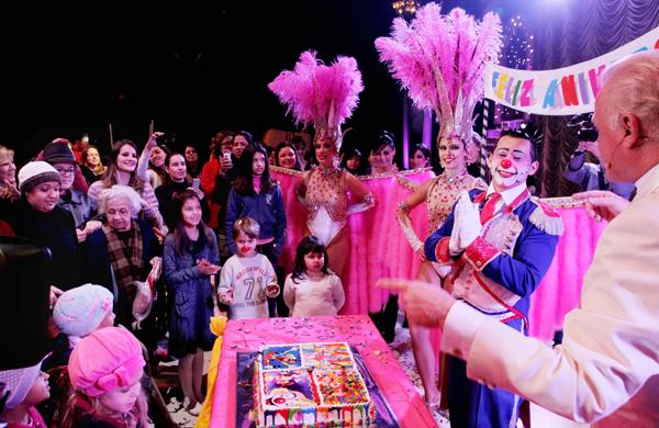 Artistas, crianças e parentes na festa de aniversário do palhaço venezuelano Henry Ayala Jr. no Tihany (Rodrigo Zanotto/Especial para AAN)