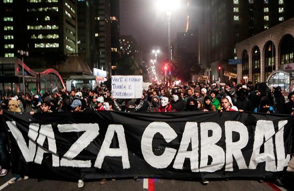 Manifestantes em moviemento contra o governador Sérgio Cabral (PMDB) nesta sexta-feira (26) (France Press)