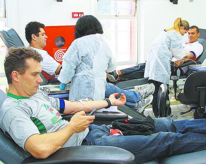 Jogadores do Brasil Kirin doaram sangue ontem de manhã no Hemocentro da Unicamp: reforço para os estoques, que estão baixos (Janaina Maciel/Especial para a AAN)