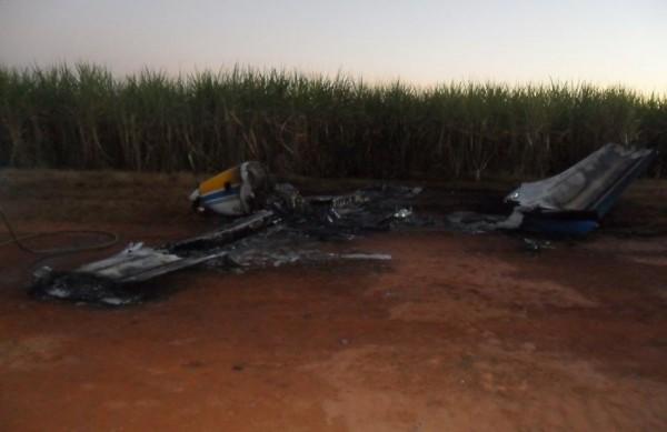 Avião de pequeno porte ficou destruído pelas chamas (Sidnei Ferreira/Jornal da Cidade)