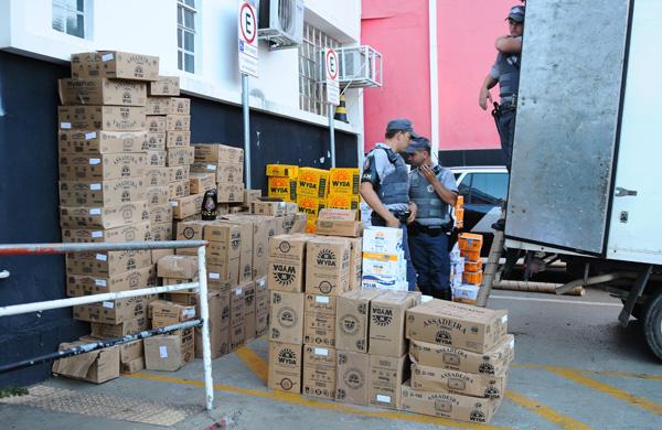 Policiais militares apreendem carga no Jardim Shangai, em Campinas: roubo a caminhões cresceu 100% ( Cedoc/RAC)