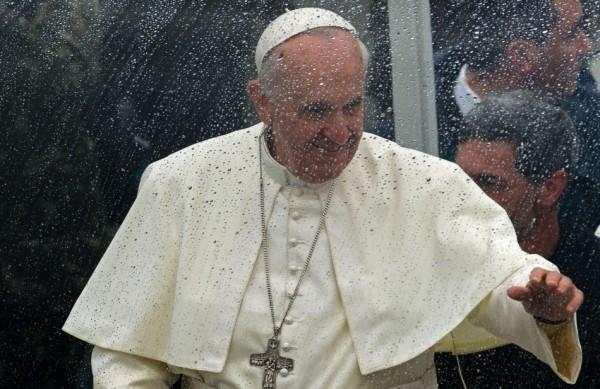 O papa Francisco, em Aparecida, acena para multidão de fiéis (France Press)