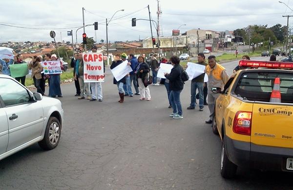 Com cartazes e faixas, grupo fechou parte da avenida em protesto (Dorinaldo Oliveira/ Correio Popular)