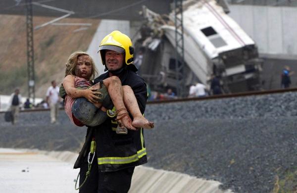 Bombeiro resgata criança que estava dentro de trem acidentado na Espanha (France Press)