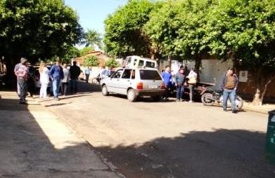 Curiosos acompanham movimentação em frente à casa dos idosos (Divulgação)