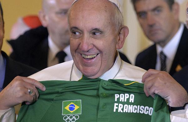 Francisco ganhou uma camisa do comitê olímpico brasileiro com seu nome (France Presse)