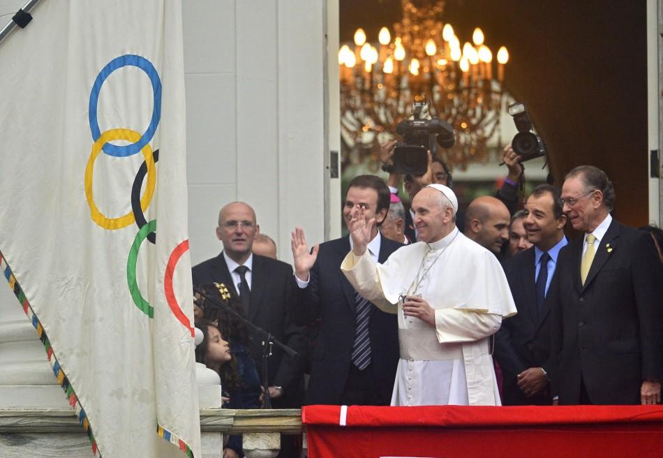 O papa Francisco chegou às 9h45 ao Palácio da Cidade, uma das sedes da prefeitura do Rio de Janeiro (France Presse)