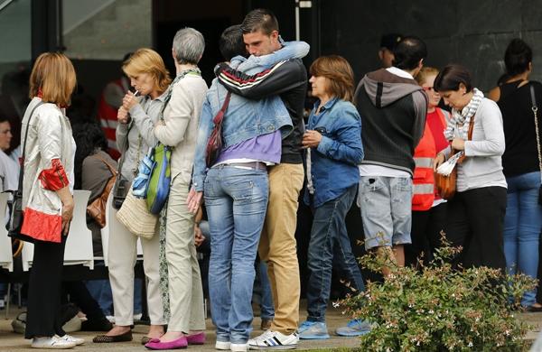Familiares lamentam mortes em descarrilamento na Espanha (France Press)