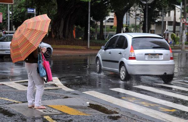 Um dia frio e com chuva, poucos vão pras ruas (Dominique Torquato/AAN)