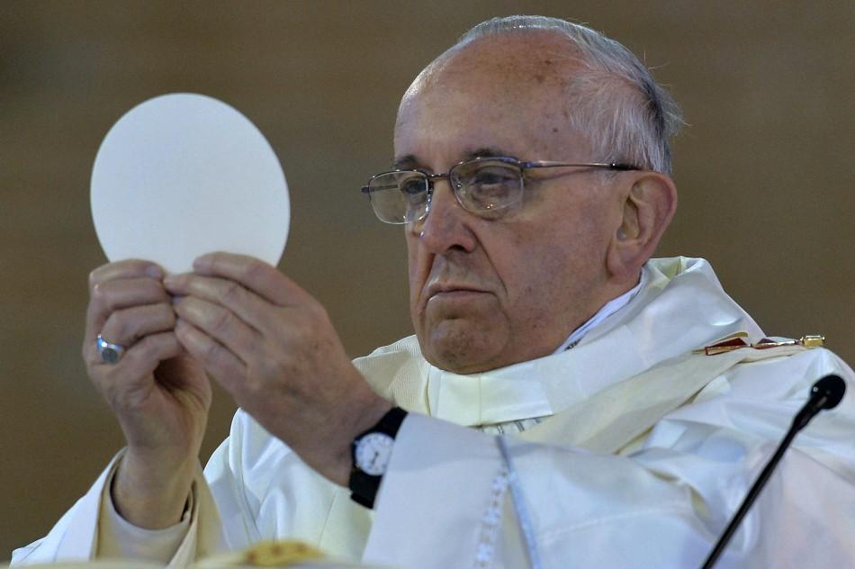O papa Francisco encerrou a celebração de sua primeira missa pública no Brasil, em Aparecida (France Presse)