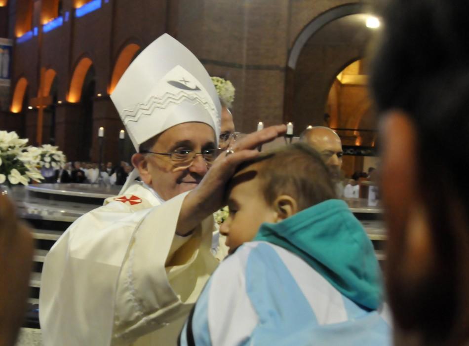 Simplicidade e simpatia do papa Francisco cativou romeiros ( Dominique Torquato/AAN)
