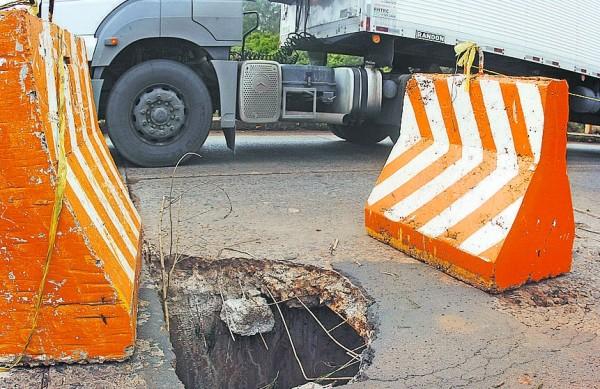 Defensa de alvenaria isola o buraco em ponte sobre o rio Piracicaba (Del Rodrigues/AAN)