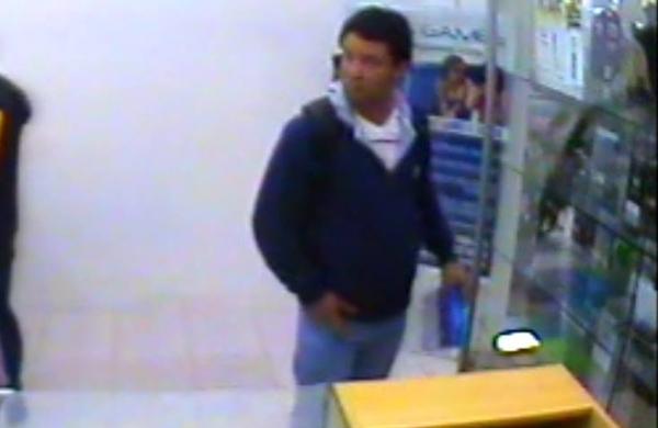 Homem é flagrado roubando um vídeo game de loja no centro de Campinas (Reprodução)