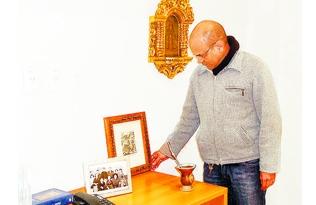 Oriovaldo Martins Pinto observa a gravura que doou (Arquivo Pessoal)