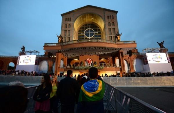 Em Aparecida, 200 mil fiéis esperam o papa Francisco (France Press)