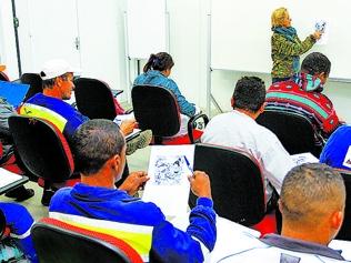 Alunos acompanham aula da professora Miquelina ( Rodrigo Zanotto/Especial para AAN)