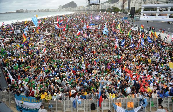  Desde as 13h, a frente do palco já está completamente tomada de peregrinos que aguardam o início da programação (France Press)