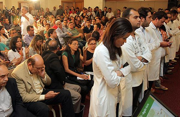 Médicos deram as costas para o ministro, que foi obrigado a descer do palanque e falar no meio da plateia (Divulgação/Fenam)