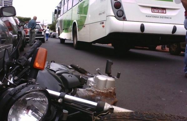 Moto usada por bandidos ficou caída após acidente com ônibus (Luís Augusto/AAN)