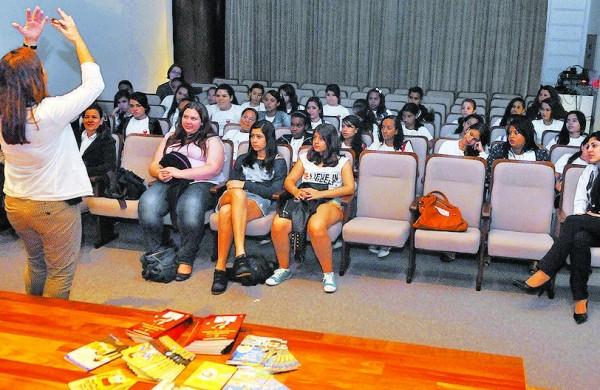 A escritora Telma Guimarães durante o encontro com as meninas do Grupo Primavera ( Dominique Torquato/AAN)