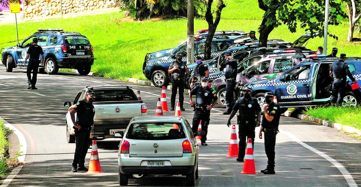 Barreira sanitária montada ontem na Avenida dos Esportes, em Valinhos: cidades da região se unem para reduzir a circulação de pessoas e combater as aglomerações (Kamá Ribeiro/ Correio Popular)