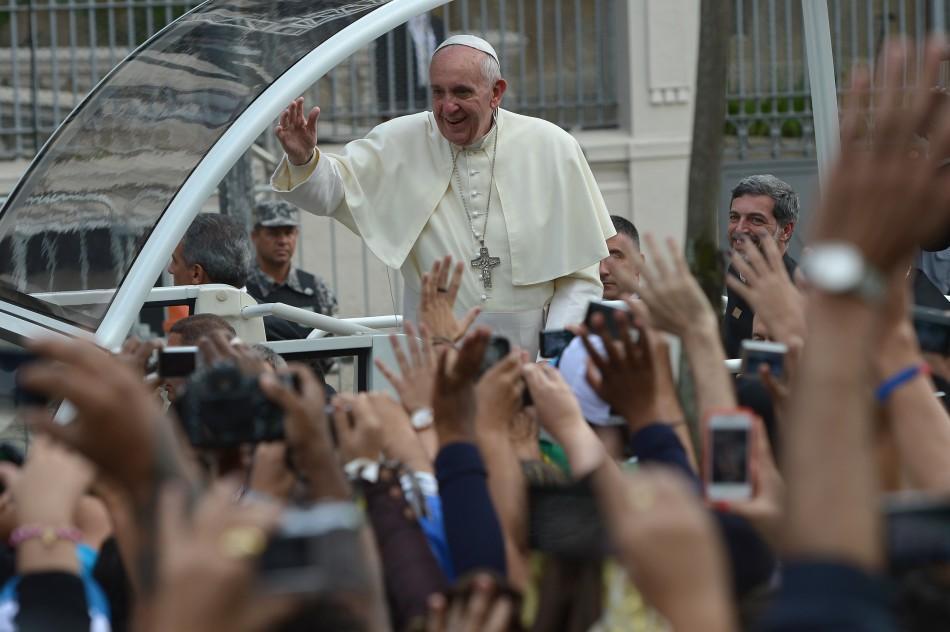 O cortejo de Francisco no papamóvel começou às 10h25 e levou cerca de meia hora para chegar ao palácio São Joaquim (France Presse)