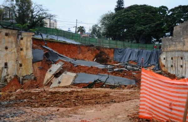 Operários trabalham na obra que engoliu a Rua Gustavo Armbrust (Élcio Alves/ AAN)