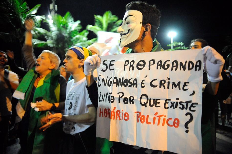 A manifestação pacífica na esquina da Avenida Delfim Moreira com a Rua Aristides Espíndola, no Leblon, zona Sul do Rio, na noite do dia 4 de julho (Agência Brasil)