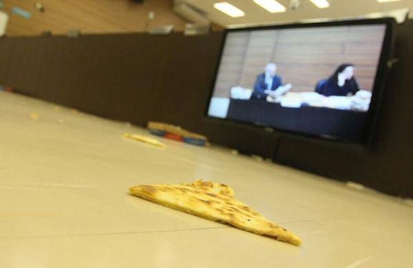 Representantes de movimentos sociais que acompanhavam a reunião jogaram mais de 20 pedaços de pizza no plenário  (Renê Moreira )