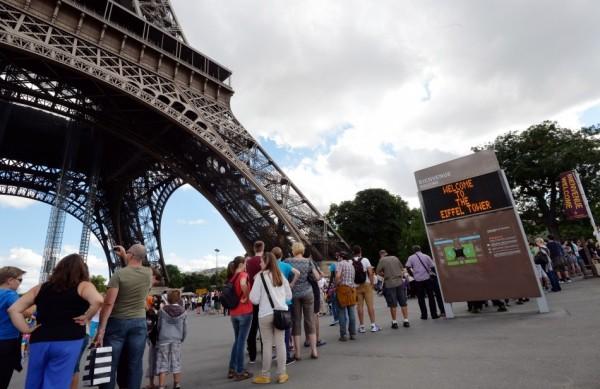 Perímetro de segurança foi estabelecido em torno do ponto turístico, que foi posteriormente reaberto ao público (France Press)