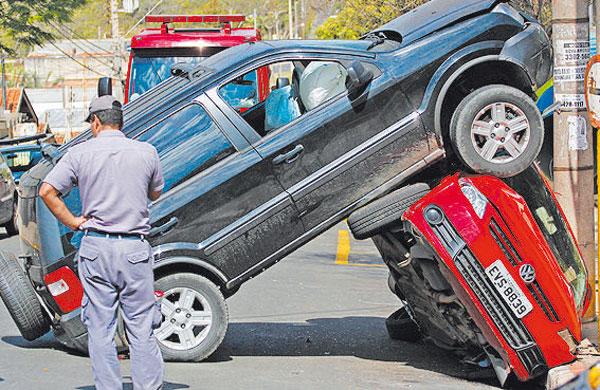 Motorista perde controle de carro e quase passa por cima de outro em Piracicaba (Del Rodrigues/Gazeta de Piracicaba)
