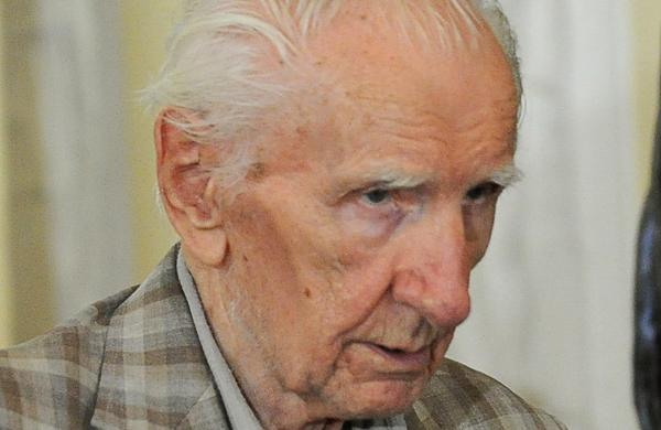 Laszlo Csatary deixa o seu primeiro julgamento em Budapeste, em julho de 2012 (France Press)