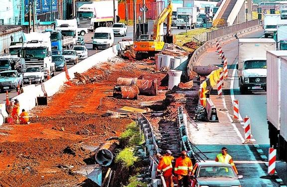 Construção de terceira faixa no Km 106 da Rodovia Anhanguera: tráfego intenso, mesmo fora dos horários de pico, exige dos motoristas e motociclistas atenção redobrada para evitar acidentes ( Carlos Sousa Ramos/AAN)
