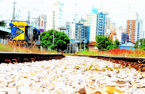 Leito ferroviário da antiga Fepasa no Centro de Campinas: projetos do Estado prometem retomar o transporte de passageiros na região, ligando a cidade à Capital e ao Litoral (Edu Fortes/15abr2013/AAN)