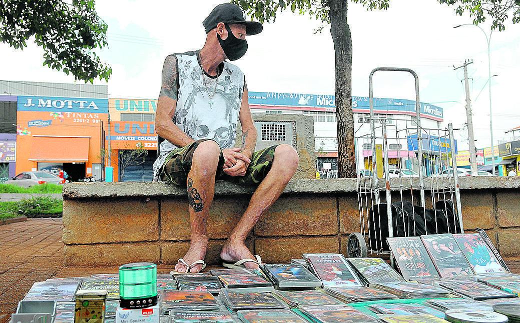 Desempregado, o segurança Sergio Luis Pires, morador do Campo Grande,  vende DVDs para tentar bancar as despesas mensais  (Kamá Ribeiro/ Correio Popular)