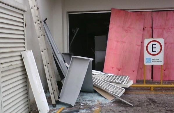 Agência bancária, no Ipiranga, ficou destruída após explosão causada pela quadrilha (Luís Augusto/Gazeta de Ribeirão)