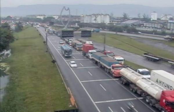 Longas filas de caminhões se formaram ao longo das rodovias (Divulgação)
