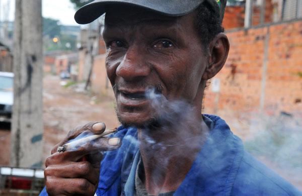 Senhor Claudio fumando cigarro de palha (Dominique Torquato/AAN)