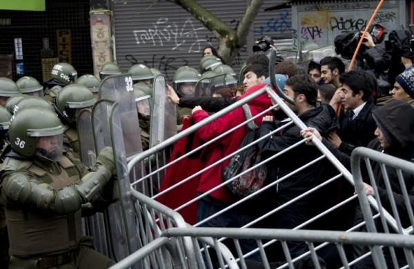 Estudantes chilenos e a polícia se enfrentam em Santiago, capital do Chile (France Press)